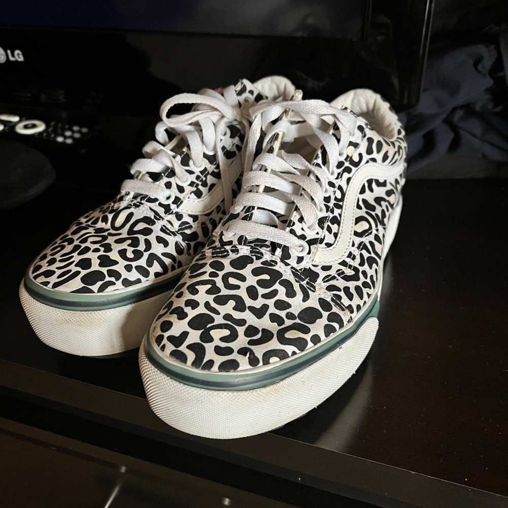 Woman’s vans shoes they change color in the sunlight